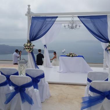 Свадебная площадка Santorini Gem дизайн газебо в бело голубых тонах