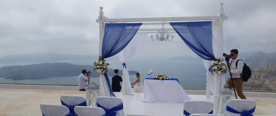 Свадебная площадка Santorini Gem дизайн газебо в бело голубых тонах