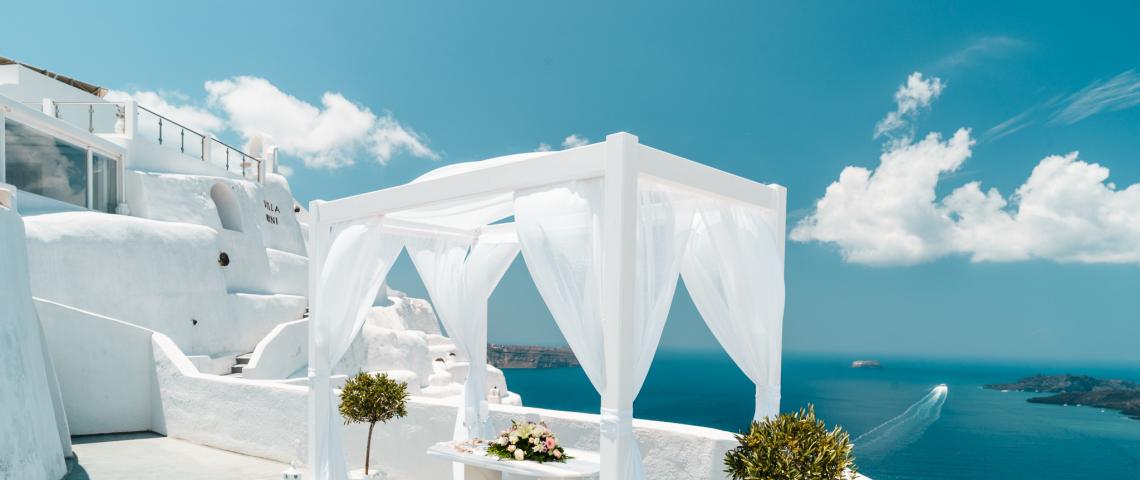 Свадебная площадка Villa Irini декор газебо в белых тонах
